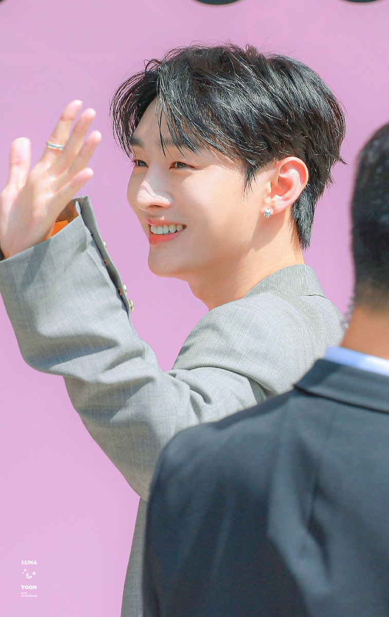 lunayoon_38's tweet photo. [👦🏻]  

환하게 웃어주던 지성이
이게 천사가 아니면 뭐겠어 ଘ( ˊᵕˋ )ଓ

#YoonJiSung  #윤지성 https://t.co/8vPfOXeYt0