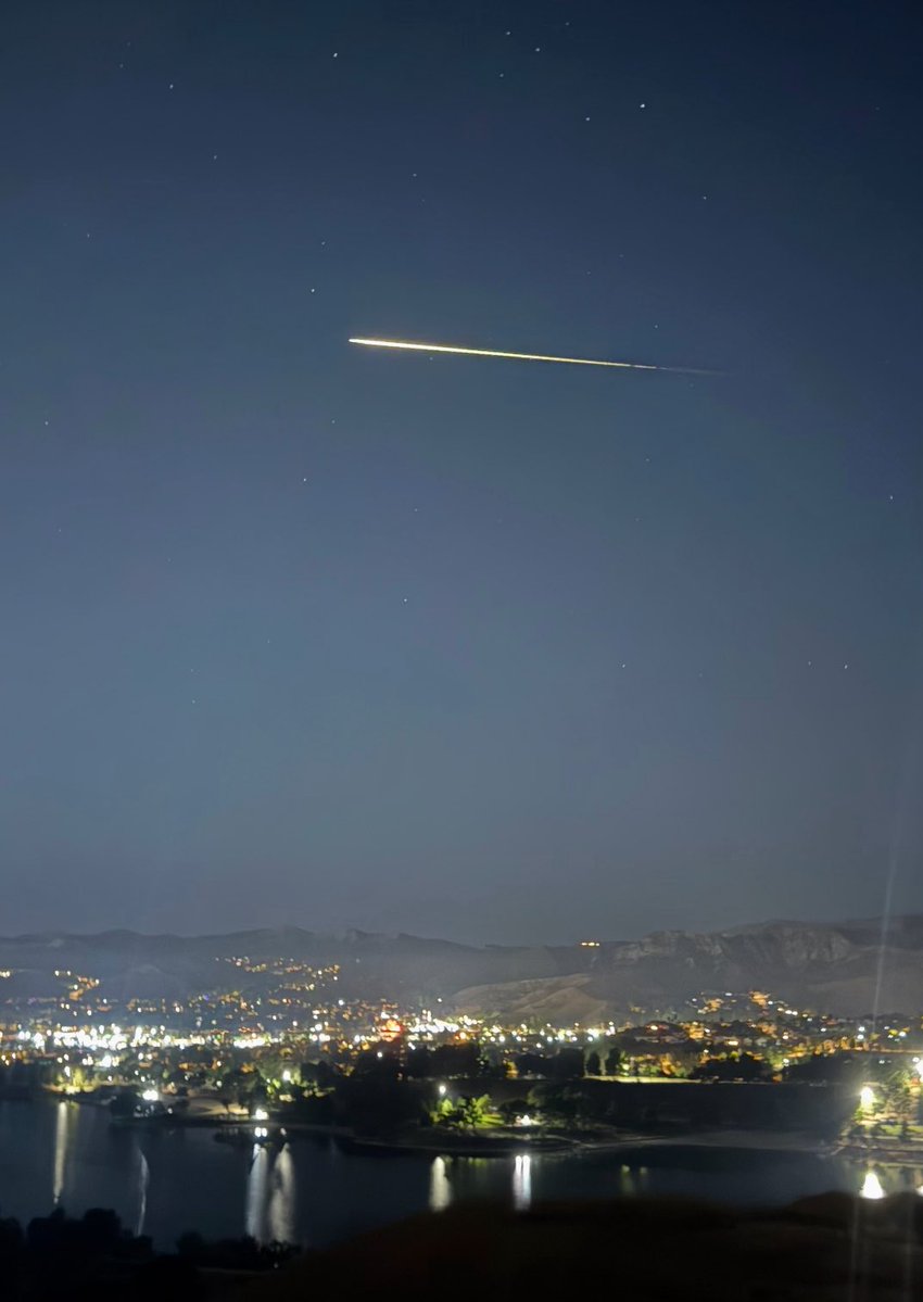 billmeco's tweet image. SpaceX Dragon and the @Axiom_Space Ax-4 crew reenter Earth’s atmosphere over Southern Calif. and splash down off the coast of San Diego at 2:31 a.m.