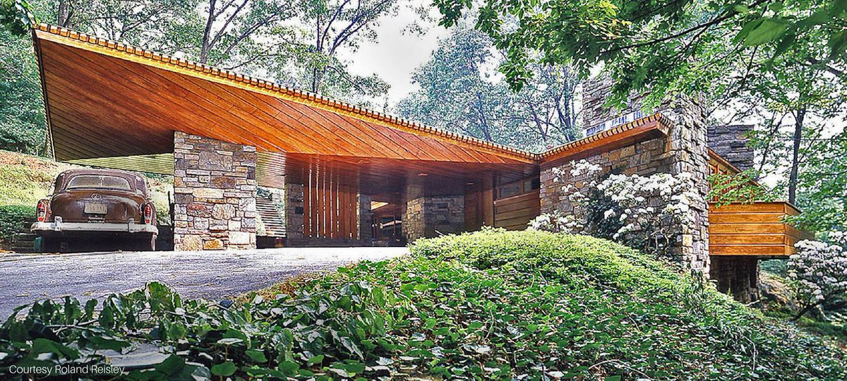 #designoftheday Designed by Frank Lloyd Wright in 1950, the Reisley House is a wonderful example of his Usonian residential architecture. At age 101, Roland Reisley is the last original client of  Wright who still lives in the home he designed. Amazing! shorturl.at/upgST