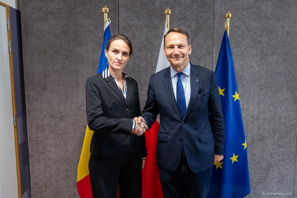 PolandMFA's tweet image. On the sidelines of the šŖšŗ #FAC meeting, FM @sikorskiradek met with the new FM of Romania @oana_toiu.
Among others, the conversation covered:
š¹ security of NATO's eastern flank
š¹ cooperation within the š¹š·-š·š“-šµš± trilogue
š¹ support for šŗš¦
š¹ cooperation within the B9 format
