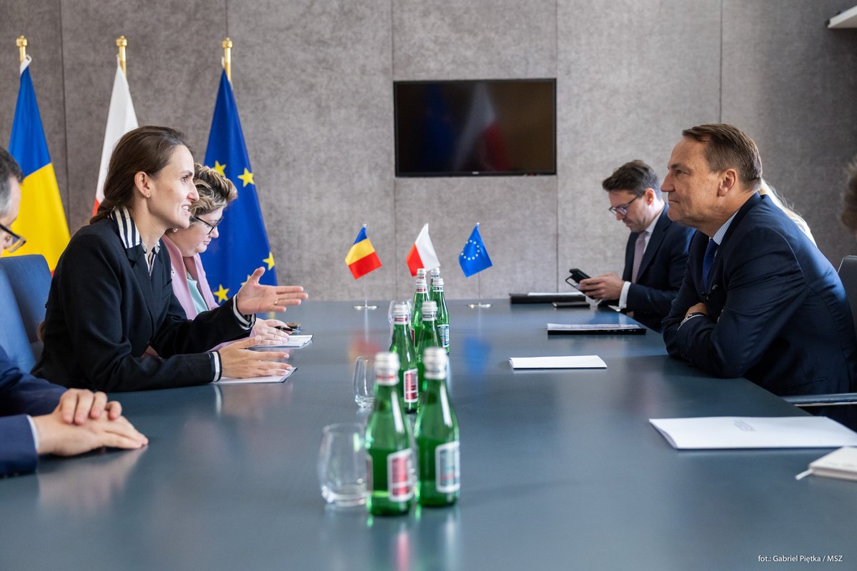 PolandMFA's tweet image. On the sidelines of the šŖšŗ #FAC meeting, FM @sikorskiradek met with the new FM of Romania @oana_toiu.
Among others, the conversation covered:
š¹ security of NATO's eastern flank
š¹ cooperation within the š¹š·-š·š“-šµš± trilogue
š¹ support for šŗš¦
š¹ cooperation within the B9 format