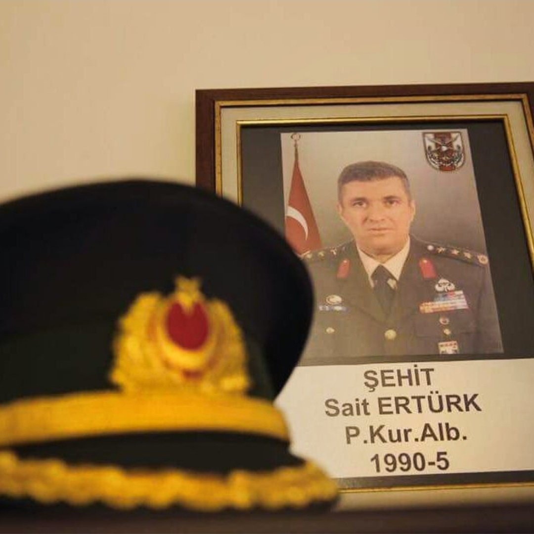 15 Temmuz'da İstanbul'u işgalden kurtaran kahraman Kurmay Albay Sait Ertürk. 

O lanet gece, yanına aldığı üç uzman çavuş ve üç polisle 66. Zırhlı Tugay'a giderek onlarca tank'ın ve kamyonlarca mühimmat'ın çıkışını engelleyerek şehit olmuştur.