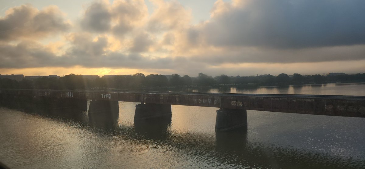 love_corey's tweet image. GM from the Potomac River @Reagan_Airport @TuckerFox5 @Conthescene @MikeTFox5 @MatthewCappucci @TaylorGrenda @gwenfox5dc @caitlinrothfox5 @JenDelgadoFOX @accuweather @weatherchannel @capitalweather
