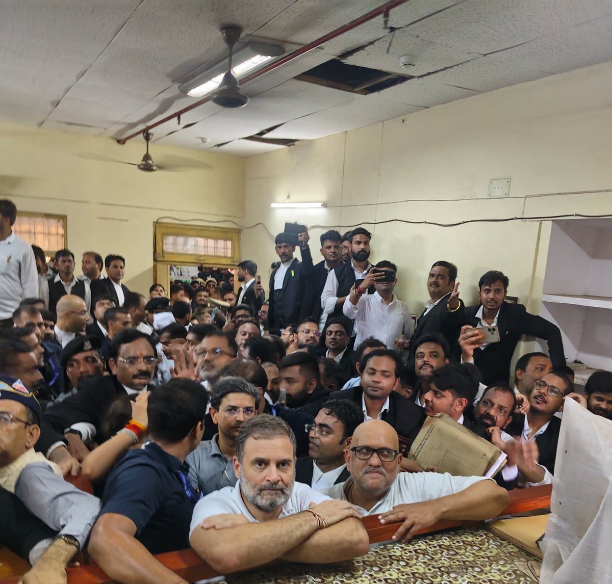 𝐉𝐚𝐲𝐫𝐚𝐦 𝐕𝐢𝐩𝐥𝐚𝐯 (@jviplav) on Twitter photo #माफीबीर_राहुल_गांधी <a href="/RahulGandhi/">Rahul Gandhi</a>
भारतीय सेना पर अपमानजनक टिप्पणी के मामले में राहुल गांधी को लखनऊ की एक अदालत में आत्मसमर्पण करना पड़ा ।
₹20,000 के मुचलके पर ज़मानत मिल गई।
अब <a href="/SupriyaShrinate/">Supriya Shrinate</a> जी गिनती करके बताएं कितनी बार अदालतों में अनर्गल बयानबाजी के लिए राहुल पेश हो #माफीबीर_राहुल_गांधी <a href="/RahulGandhi/">Rahul Gandhi</a>
भारतीय सेना पर अपमानजनक टिप्पणी के मामले में राहुल गांधी को लखनऊ की एक अदालत में आत्मसमर्पण करना पड़ा ।
₹20,000 के मुचलके पर ज़मानत मिल गई।
अब <a href="/SupriyaShrinate/">Supriya Shrinate</a> जी गिनती करके बताएं कितनी बार अदालतों में अनर्गल बयानबाजी के लिए राहुल पेश हो