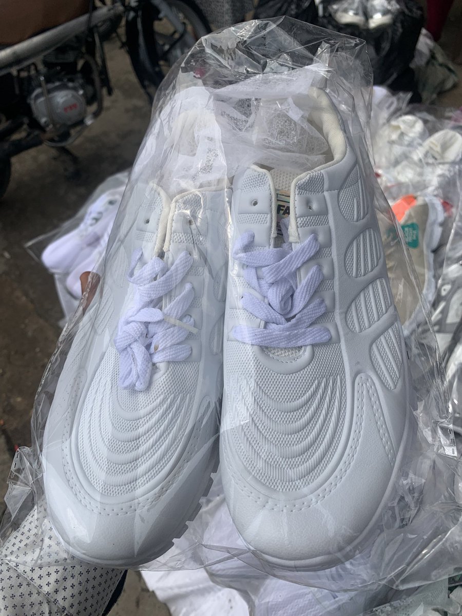 duffy_tc's tweet photo. ON SAIT JAMAIS‼️
…hier à Douala dans mes marches j’suis tombé sur une dame qui vend ces belles tenis(elle en a plusieurs) à de très bon prix…regardez un peu. https://t.co/tV1wM4VdLO