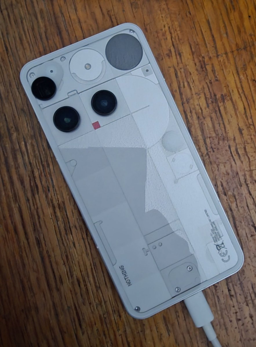 evleaks's tweet image. Not sure you get a great sense of what this phone looks like until you see it in person. Part of that, I think, has to do with how the darkened Glyph Matrix adds to the sense of assymetry fomented by the camera lenses: together, they constitute a grouping of differently-sized and…