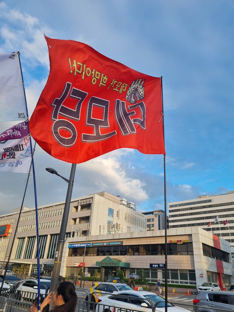 한국옵티칼 고공공성 555일, 세종호텔 고공농성 153일째. 대통령실 앞에서 집회 중이다. 광장투쟁으로 집권한 이재명 정권이 노동자 고공농성 문제 해결하라.