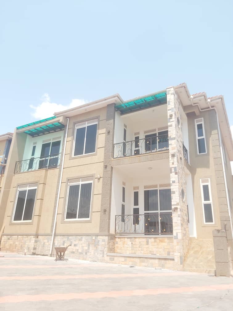 shukranproperty's tweet image. LAKE VIEW BRAND NEW FLAT HOUSE ON SALE

KAJJANSI ENTEBBE ROAD JUST 500 METERS FROM TARMAC

#6BEDROOMS ALL SELF-CONTAINED, SITTING, DINNING, KITCHEN AND A BOY'S QUARTERS 

SEATED ON #20DECIMALS PRIVATE MAILO LAND TITLE

SELLING PRICE OF #680M UGX SLIGHTLY NEGOTIABLE

0706 592 177