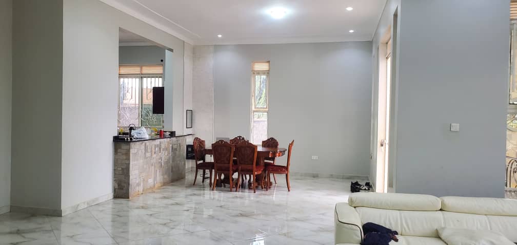 shukranproperty's tweet image. LAKE VIEW BRAND NEW FLAT HOUSE ON SALE

KAJJANSI ENTEBBE ROAD JUST 500 METERS FROM TARMAC

#6BEDROOMS ALL SELF-CONTAINED, SITTING, DINNING, KITCHEN AND A BOY'S QUARTERS 

SEATED ON #20DECIMALS PRIVATE MAILO LAND TITLE

SELLING PRICE OF #680M UGX SLIGHTLY NEGOTIABLE

0706 592 177