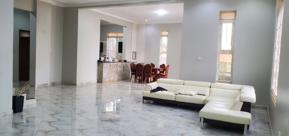 shukranproperty's tweet image. LAKE VIEW BRAND NEW FLAT HOUSE ON SALE

KAJJANSI ENTEBBE ROAD JUST 500 METERS FROM TARMAC

#6BEDROOMS ALL SELF-CONTAINED, SITTING, DINNING, KITCHEN AND A BOY'S QUARTERS 

SEATED ON #20DECIMALS PRIVATE MAILO LAND TITLE

SELLING PRICE OF #680M UGX SLIGHTLY NEGOTIABLE

0706 592 177