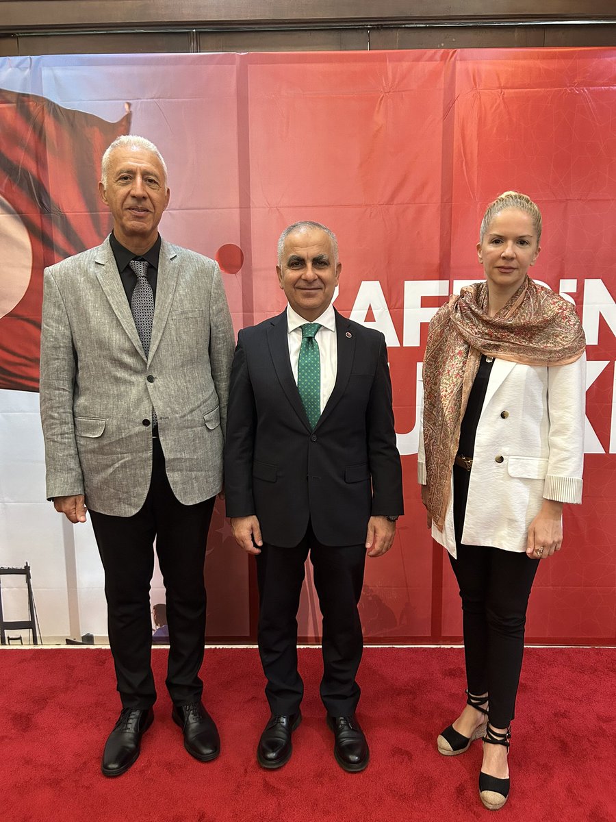 Endonezya Yunus Emre Enstitüsü’nde, Cakarta Büyükelçiliğimizin de katılımıyla düzenlenen 15 Temmuz Demokrasi ve Millî Birlik Günü anma programına #GaziantepÜniversitesi heyetiyle birlikte katılım sağladık. Aziz şehitlerimizi rahmetle, gazilerimizi minnetle andık.

#ParlayanYıldız