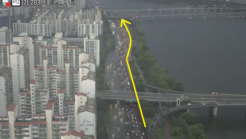 [19:33] 강변북로 구리방향(올림픽대교→천호대교) 3차로 추돌사고 처리작업 완료되어 정상소통됩니다.