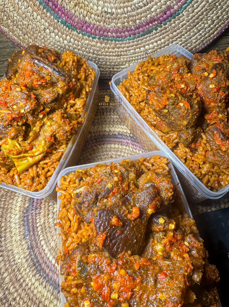 Bowls of deliciousness.
Goatmeat Jollof rice.

Spicy, delicious and satisfying.

Enjoyment gang leader <a href="/EfeleNri/">EfeleNri</a> .🥳