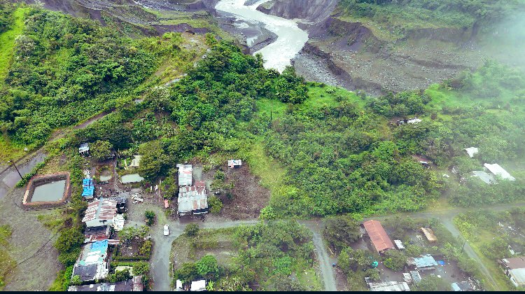 Socatour: Apenas volví de Chile, sentí la corazonada de ir a San Luis y al socavón. Manejé 3h, tomé fotos, visité la escuela y volví conversando con las profes. Tres días después, la montaña cayó y cortó las vía de acceso. La erosión por Coca Codo Sinclair hizo inhabitable el