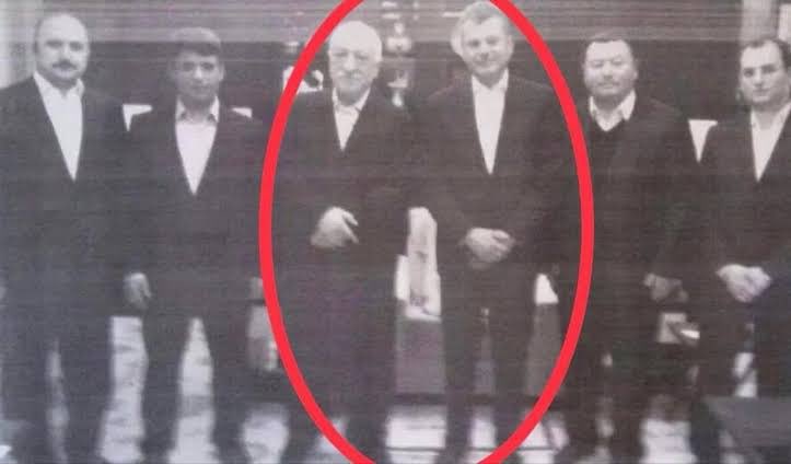 FETÖ ile mücadele sözde mi ?

Neden halen dahi bütün önemli makamlara geçmişte bir şekilde FETÖ ile iltisaklı olan kişiler atanıyor, seçiliyor

Hatay'ın AKP 'den yeni seçilen belediye başkanı Mehmet Öntürk resimdek

Böyle yüzlerce örnek var

Fetö ile hiç işi olmamış kimse yol mu