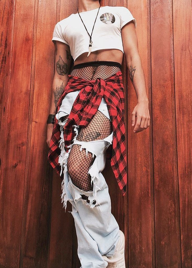 Дед сказал прилично одеться для встречи с каким-то там китайскими инвесторами. Им важна династия, приемственность, ага.. 
Теперь, самое главное, чтобы меня не развернула в таком виде сопровождение, что дед выделил из разряда: "чтобы не сбежал"