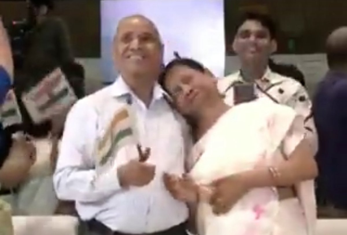 Welcome back - Shubhanshu all smiles after a successful splashdown - nice to see the parents of the Indian Space Hero 

Yeh jo desh hai Mera !