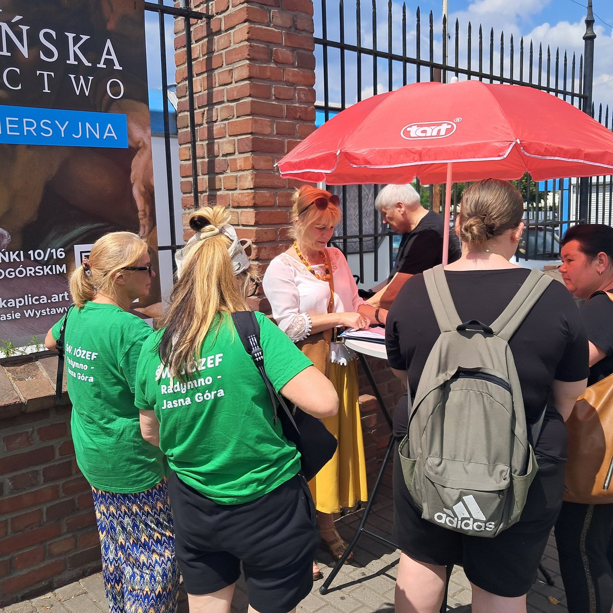 PiotrWronaCzewa's tweet image. Zbieramy podpisy pod wnioskiem o referendum w sprawie przyjmowania nielegalnych migrantów, zapraszam ul. Klasztorna, z tyłu Jasnej Góry. @ROGranic
#StopNielegalnejMigracji #RuchObronyGranic