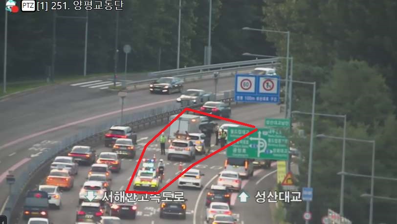 [19:41] 서부간선로 성산대교방향(양평교→성산대교남단) 2,3차로 추돌사고 소식입니다. 처리작업 진행중이니 참고하시어 주의운행하세요.