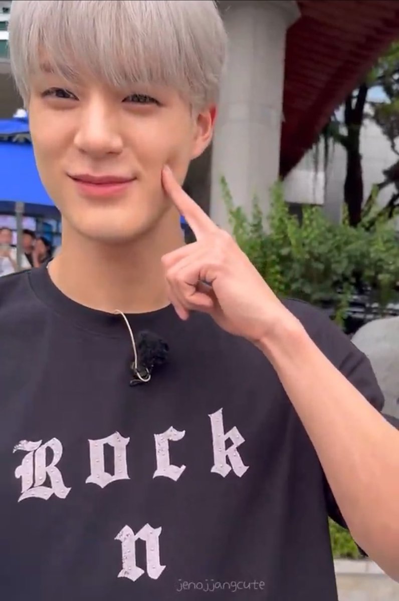 orymissako's tweet photo. .          ถ่ายกับเพื่อน😎                     แม่ถ่ายให้☺️ https://t.co/qWWtMPNLce