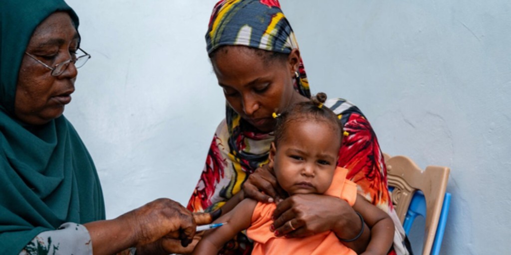 UNICEFSudan's tweet image. “Vaccines are crucial for protecting children from diseases and reducing mortality rates in those under five. Increasing vaccination rates will lead to lower death rates among children,” says Intesar, a vaccinator, at the Al Thorwa health centre in Kassala.
#VaccinesWork 💙