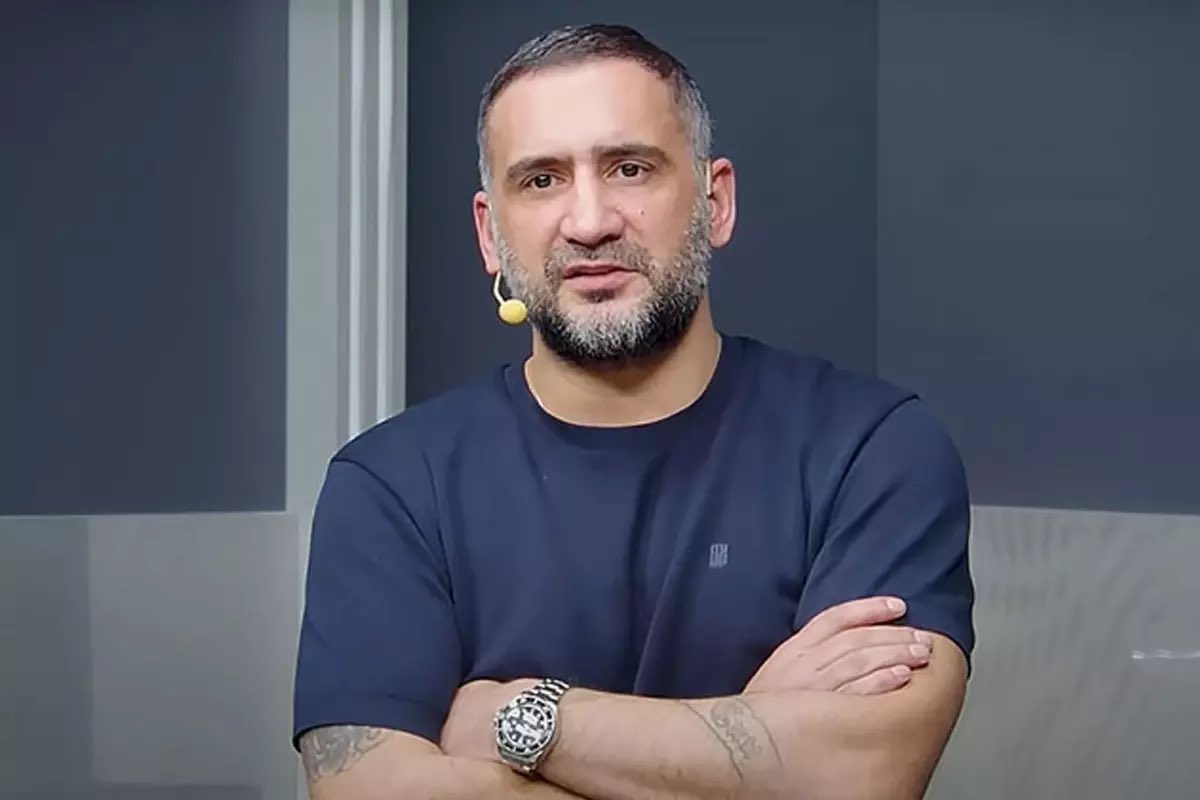 Ümit Karan: Beşiktaş transfer yapıyor, “maliyet yok” diyor. Fenerbahçe transfer yapıyor, KAP açıklaması yok; kimse kaça aldığını bilmiyor. Ama iş Galatasaray’a geldi mi hepsi muhasebeci kesiliyor. Az vicdan be kardeşim! Neyle suçladıysanız alayı sizde çıktı. Az da olsa utanın.