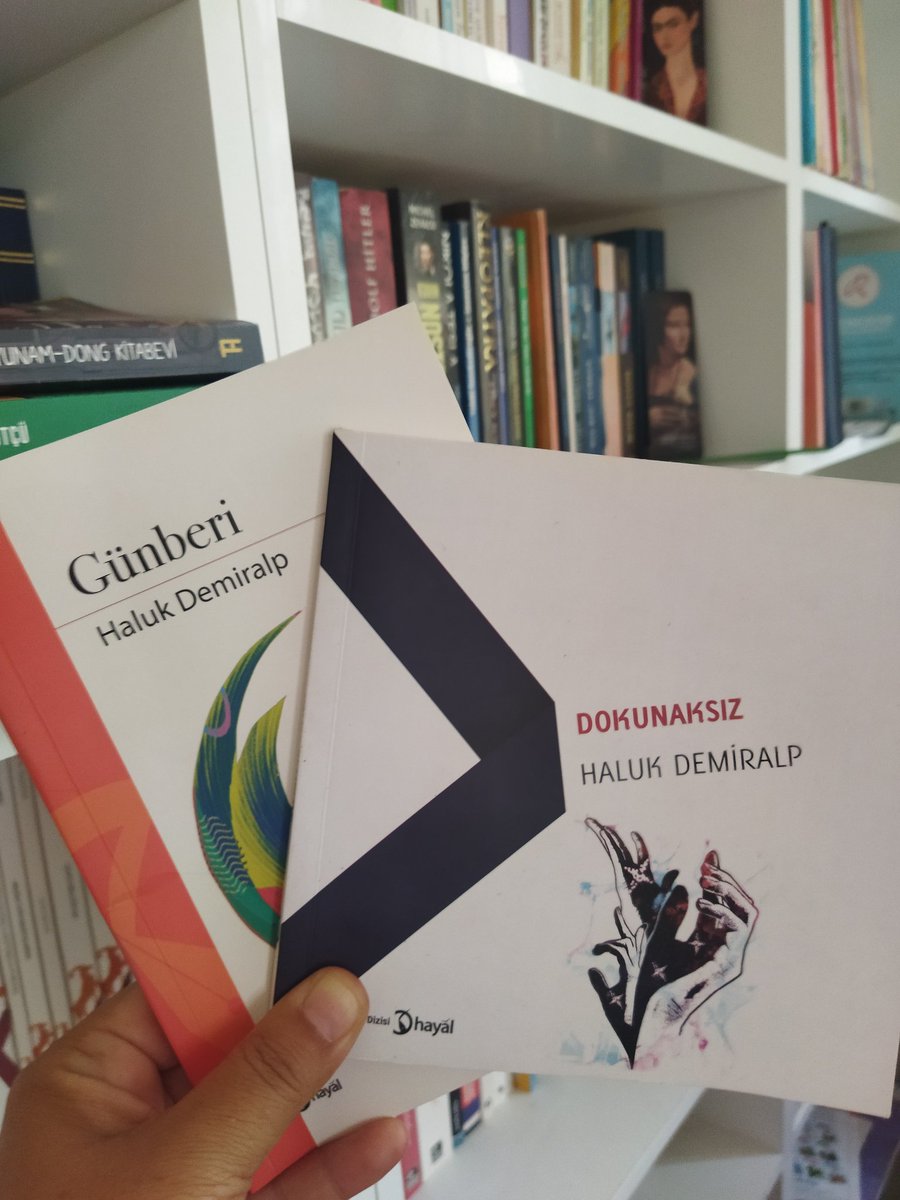 SultanE51546415's tweet image. "Görmedim başka yerleri,
Ama
Çok sevdim düşlemeyi."
.
.
Bugün kendinize bir iyilik yapın ve sevdiğiniz bir şairden bir şiir okuyun.
Çünkü ben öyle yapacağım🪶
.
.
#Dokunulmaz
#Günberi
#OkuyorumTartışıyorum