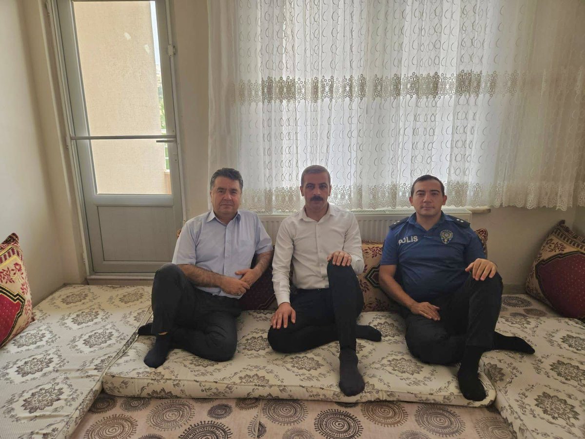 Mardin Yeşilli MEM (@yesillimem1) on Twitter photo İlçe Emniyet Amiri Komiser Sn. Mehmet MUTLU ve İlçe Millî Eğitim Müdürümüz Sn. Hacı Yusuf AVLANMAZ, 15 Temmuz Demokrasi ve Millî Birlik Günü kapsamında, kahraman gazimiz Sn. Metin ÖZEN’i ve ailesini ziyaret etti.
#ZaferinAdıTürkiye 🇹🇷
<a href="/kaymakamyesilli/">Yeşilli Kaymakamlığı</a>
<a href="/haciavlanmaz/">HACI YUSUF AVLANMAZ</a> İlçe Emniyet Amiri Komiser Sn. Mehmet MUTLU ve İlçe Millî Eğitim Müdürümüz Sn. Hacı Yusuf AVLANMAZ, 15 Temmuz Demokrasi ve Millî Birlik Günü kapsamında, kahraman gazimiz Sn. Metin ÖZEN’i ve ailesini ziyaret etti.
#ZaferinAdıTürkiye 🇹🇷
<a href="/kaymakamyesilli/">Yeşilli Kaymakamlığı</a>
<a href="/haciavlanmaz/">HACI YUSUF AVLANMAZ</a>