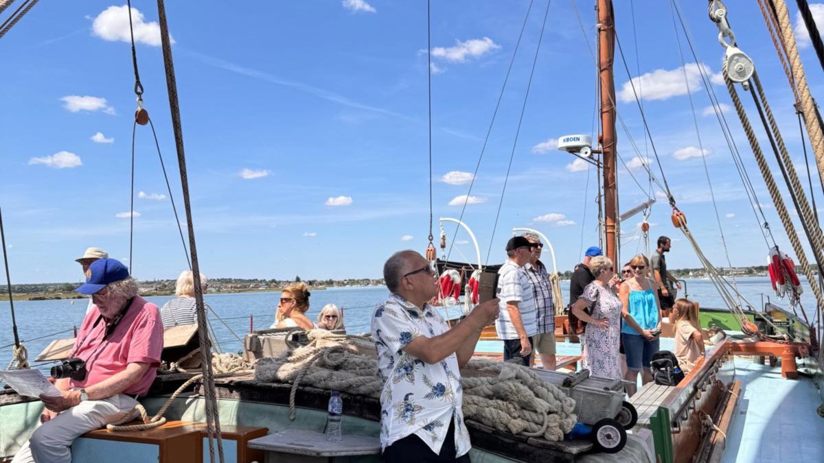 Carers_first's tweet image. Last Thursday, Maldon carers enjoyed an exciting lunch sail on a barge called Hydrogen from Maldon Quayside. This event was funded by ECCF for rural carers 55+ yrs old. Many carers attended with there being 33 of us! We had perfect weather and the event was enjoyed by all! ⛵☀️…