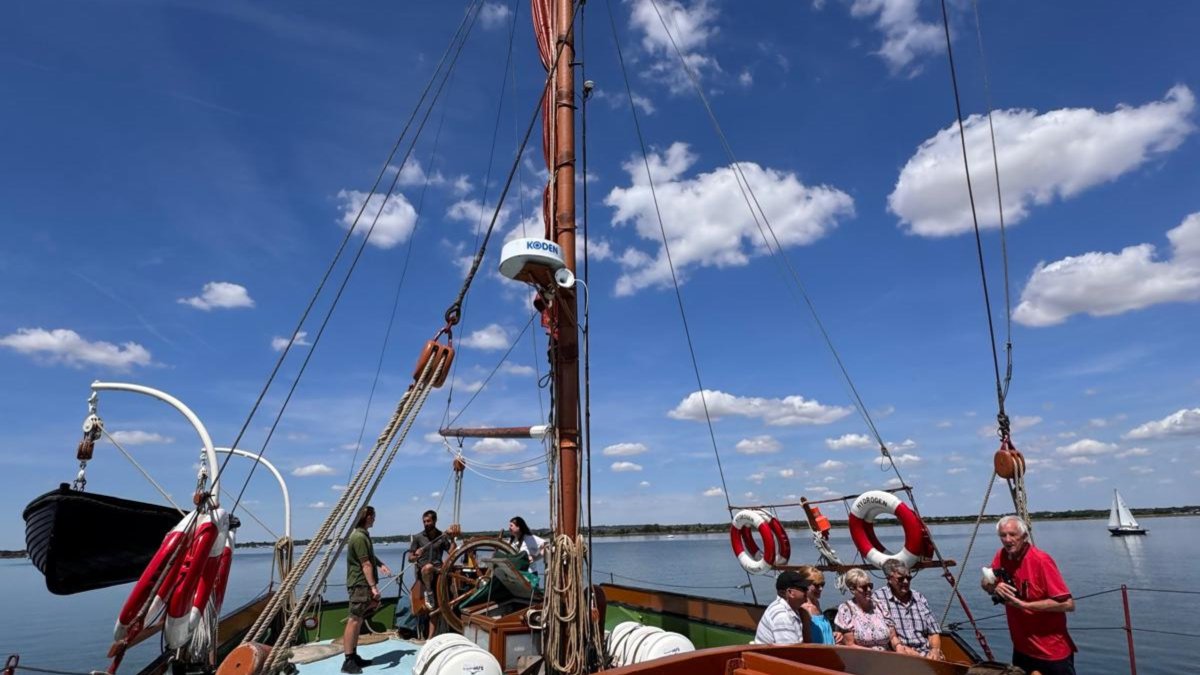 Carers_first's tweet image. Last Thursday, Maldon carers enjoyed an exciting lunch sail on a barge called Hydrogen from Maldon Quayside. This event was funded by ECCF for rural carers 55+ yrs old. Many carers attended with there being 33 of us! We had perfect weather and the event was enjoyed by all! ⛵☀️…