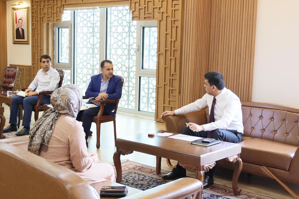 KAYMAKAMIMIZ ABDULLAH ŞAHİN KIYMETLİ VATANDAŞLARIMIZI MİSAFİR ETTİ

📍Kızıltepe Hükümet Konağı

Kaymakamımız Abdullah ŞAHİN, kıymetli vatandaşlarımızı ağırlayarak kendilerinin talep ve isteklerini dinledi, değerli çocuklarımızla yakından ilgilendi.

SYDV Müdürü Alaaddin ÖZEL ve