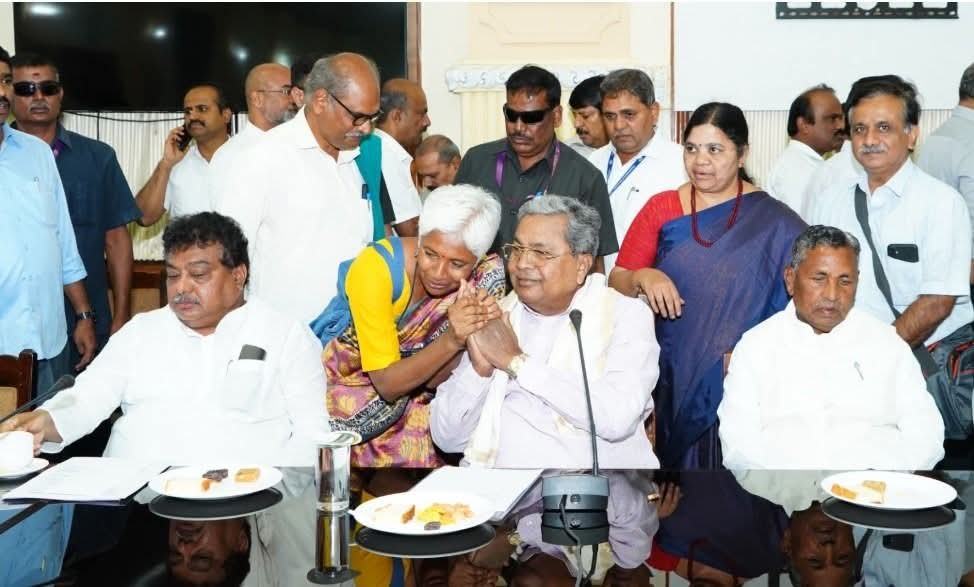 DHANALAKSHMIND3's tweet image. ರೈತರು ಗೆದ್ದು ಭೂಮಿ ಉಳಿಸಿಕೊಂಡ್ರು. ಆದರೆ, ಈ ಪ್ರತಿಷ್ಠೆಗಳು ಕಳೆದುಕೊಂಡಿದ್ದು ಏನು?
ಜನರಿಂದ ಆಯ್ಕೆಯಾಗಿದ್ದೀರಿ ಜನಪರವಾಗಿರಿ... ಇನ್ಮುಂದೆ ಕೂಡ ಒಡೆದು ಆಳುವ ನೀತಿ ಕೈಬಿಡದಿದ್ದರೆ ಉಳಿಗಾಲವಿಲ್ಲ @MBPatil @KhMuniyappa
ಈ ಹೋರಾಟದಿಂದ ಪಾಠ ಕಲಿಯಿರಿ... ಇಲ್ಲ ಹಸಿರು-ಕೆಂಪು-ನೀಲಿ ಬಾವುಟಗಳು ಮತ್ತೆ -ಮತ್ತೆ ಬಡಿದೆಚ್ಚರಿಸುತ್ತವೆ ✊