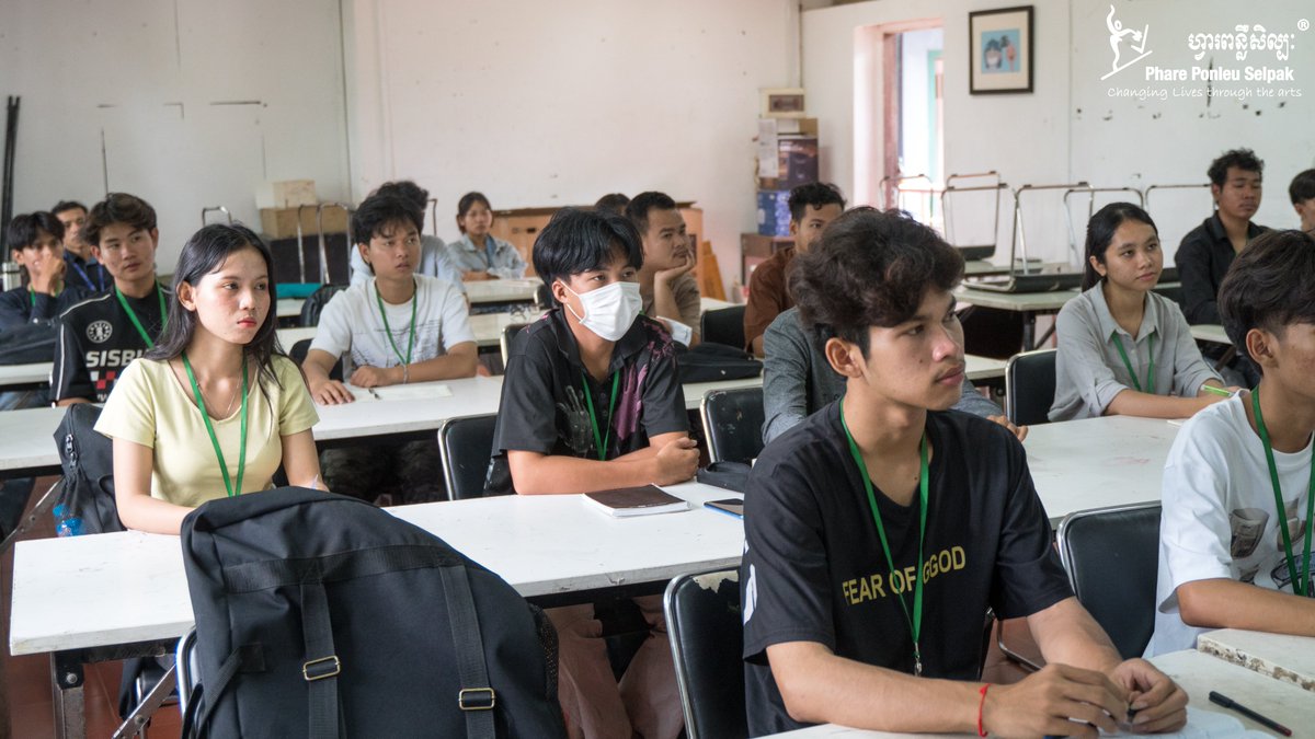 Creative Minds Meet Business Minds 🎨📚

A big thank you to Mr. Maan Din for generously sharing your time, experience, and encouragement with our young artists! 🙏🚀 
 
#VAAS #PharePonleuSelpak #LifeSkills #Entrepreneurship