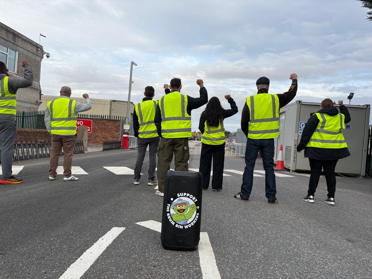 ReelNewsLondon's tweet image. #BrumBinStrike: Tom Whites Scab Waste Services blocked in again this morning in Coventry. Mass picket of all depots Friday July 25, 6am: Atlas Depot, B11 2AS Lifford Lane Depot, B30 3JJ Perry Barr Depot, B42 2TU Veolia Incinerator, B11 2BA Ryton Site (Coventry), CV8 3EJ