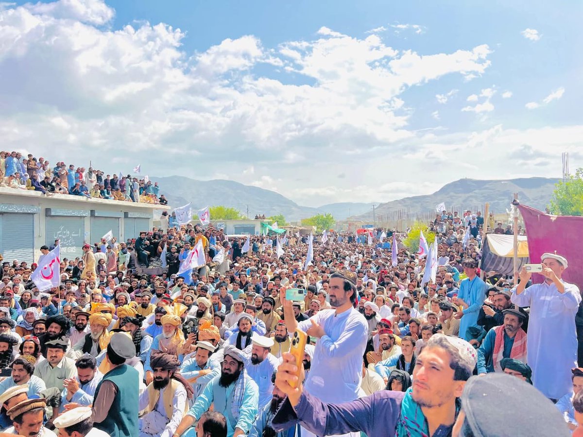 AdamKhanWazirPK's tweet image. جوبی وزیرستان لوئرکے وانامیں متحدہ سیاسی امن پاسون کامطالبات کےحق میں پانچویں روزبھی دھرناجاری۔

مظاہرین نےجاری بدامنی،انگوراڈابارڈرکی بندش، معدنی وسائل پر مالکانہ حقوق اور گومل زام ڈیم سے واناکو بجلی فراہمی یقینی بنانےکامطالبہ کیا۔

#SitinWana
#WeWantPeace
@a_siab @RifatOrakzai