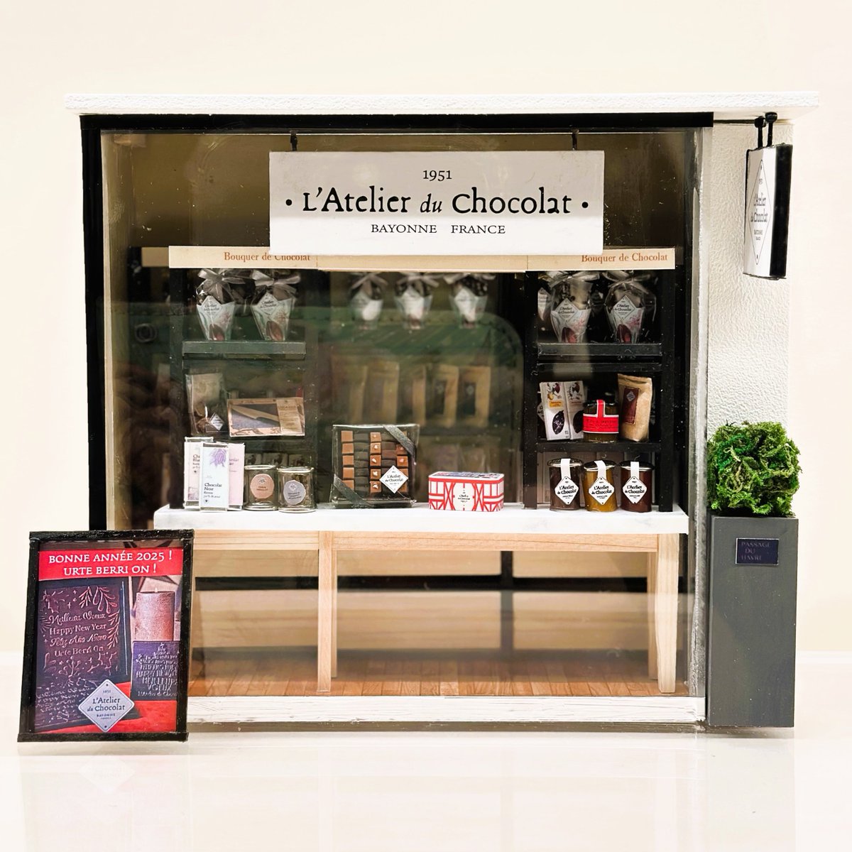 開催中の「ミニチュアチョコレートショップの街」より

1951年創業 アトリエ・ ドュ・ ショコラ（L'Atelier du Chocolat）
本店があるのは、17世紀フランスに初めてチョコレートが伝わった美食の街バスク地方のバイヨンヌ。
伝統的な職人技に革新的アプローチが融合した独自のチョコレート作りが特徴😋
