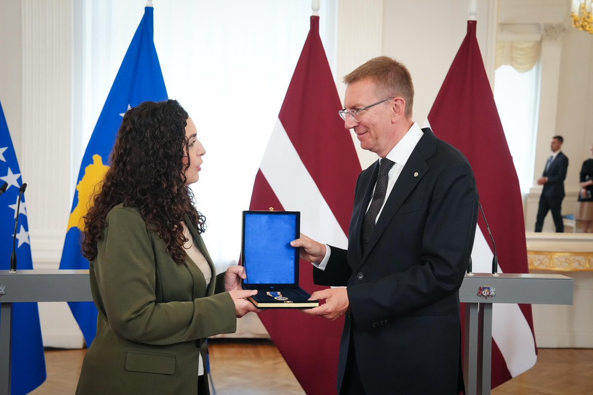 edgarsrinkevics's tweet image. Nice to host @VjosaOsmaniPRKS for the first ever working visit of President of Kosovo to Latvia. I was honoured to receive on behalf of the Latvian National Armed Forces Presidential Military Medal in recognition of their contribution to NATO lead peace mission in Kosovo 🇱🇻🇽🇰
