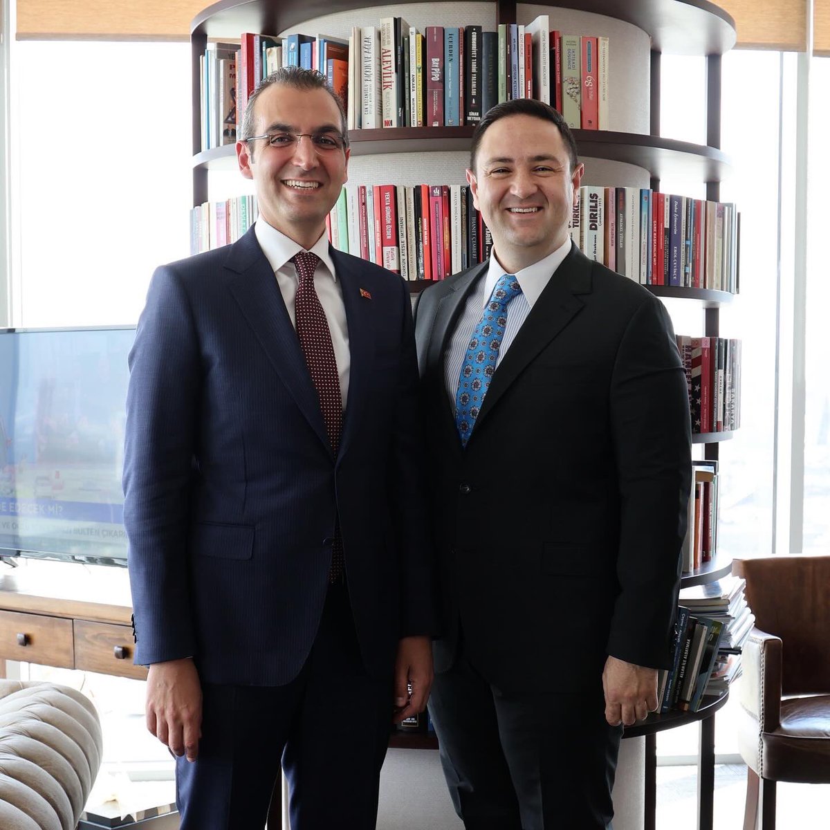 Seçilmiş Başkanımız Resul Emrah Şahan başta olmak üzere Kent Uzlaşı nedeniyle tutsak olan 12 arkadaşımız için özgürlük vaktidir. 

Yeter… 

Bu çelişkiyi Türkiye kaldıramaz.