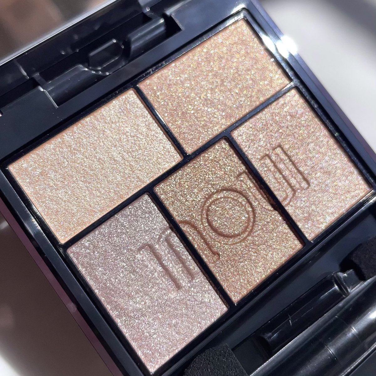 aibymakeupppp's tweet image. 8月にインウイのアイパレ08限定復刻するの嬉しいーー!!!繊細なラメがブワッと煌めいてとっても美しいの....!ブルベでも使いやすい重たさゼロの透明感の出るベージュでどんなシーンでも使えて大好きなのこれ。あわよくば定番化してくれないかな😭👏