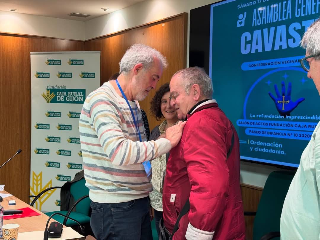 HOMENAJE A EMILIO PEÑA EN LA ASAMBLEA DE CAVASTUR
Al expresidente Emilio Peña le ha tocado vivir los tiempos más difíciles de la entidad, por eso la asamblea reconoció su empeño en llevarnos hacia esta refundación imprescindible donde pudo dar el relevo con la dignidad que merece