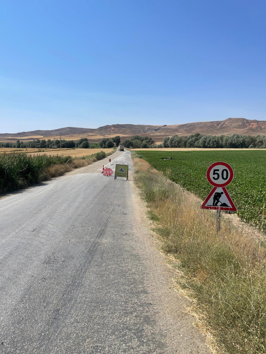 Kızılyar-Saçlı-Saatli-Kumkuyu-Arife köyleri arasında yapılması planlanan 1.kat asfalt kaplama yol için temel malzeme dökümü başlamıştır Sürücülerimizin bu bölgelerde trafik işaretlerine ve hız limitlerine uymaları önemle rica olunur