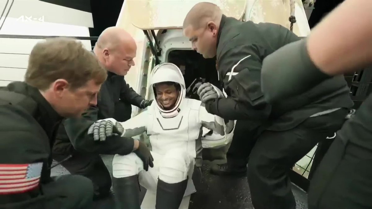 AneelMurarka's tweet image. Indian astronaut &amp;amp; Group Capt. Shubhanshu Shukla and his Axiom-4 crewmates returned safely after 18 days aboard the ISS. They landed in the Pacific Ocean today at 14:59 IST. A proud moment for India and a giant leap in our space journey. Jai Hind! 🇮🇳🚀
#MissionAccomplished