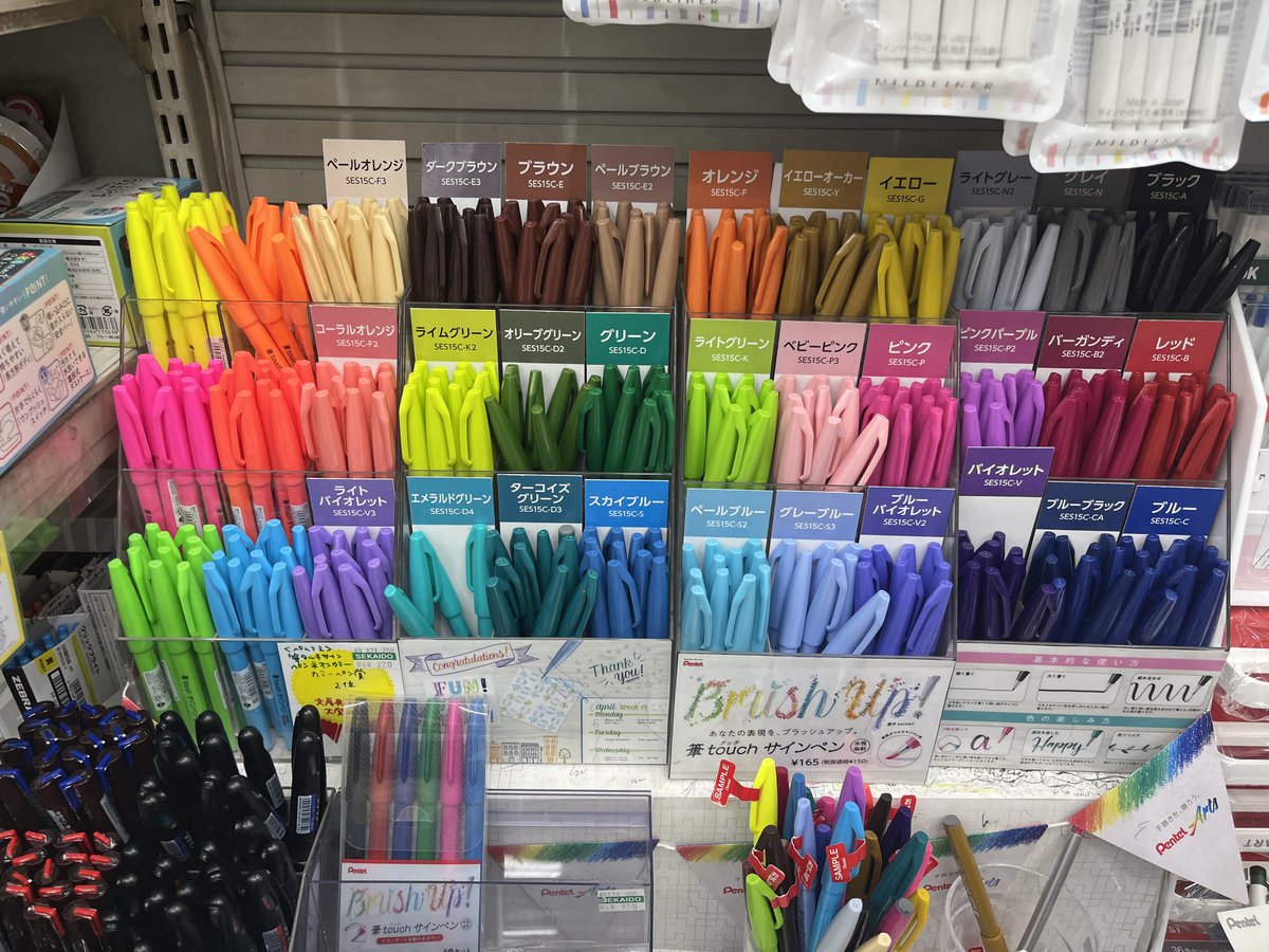 tTFeV7Kb3b81768's tweet image. 買ってきたマーカーペンはこんな見た目をしていてとても可愛いのです。おもちゃみたい。
色もこんなにあったので色んなキャラクターが描けるのではないでしょうかね。
とはいえ私は平光ひなたちゃん/キュアスパークルちゃんが描ければそれで良しなので10本くらいしか買いませんでした😉