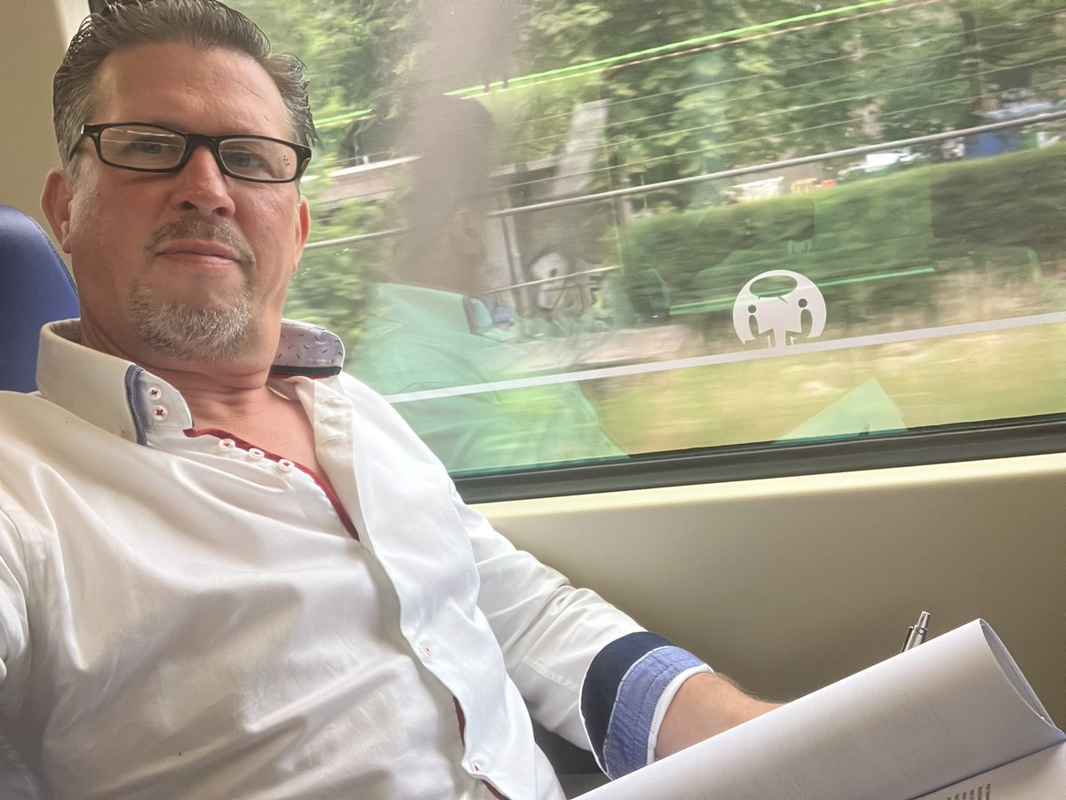 markboot1973's tweet image. Best lang geleden. De trein. Best relax en tijd om te lezen. Kadeng kadeng.