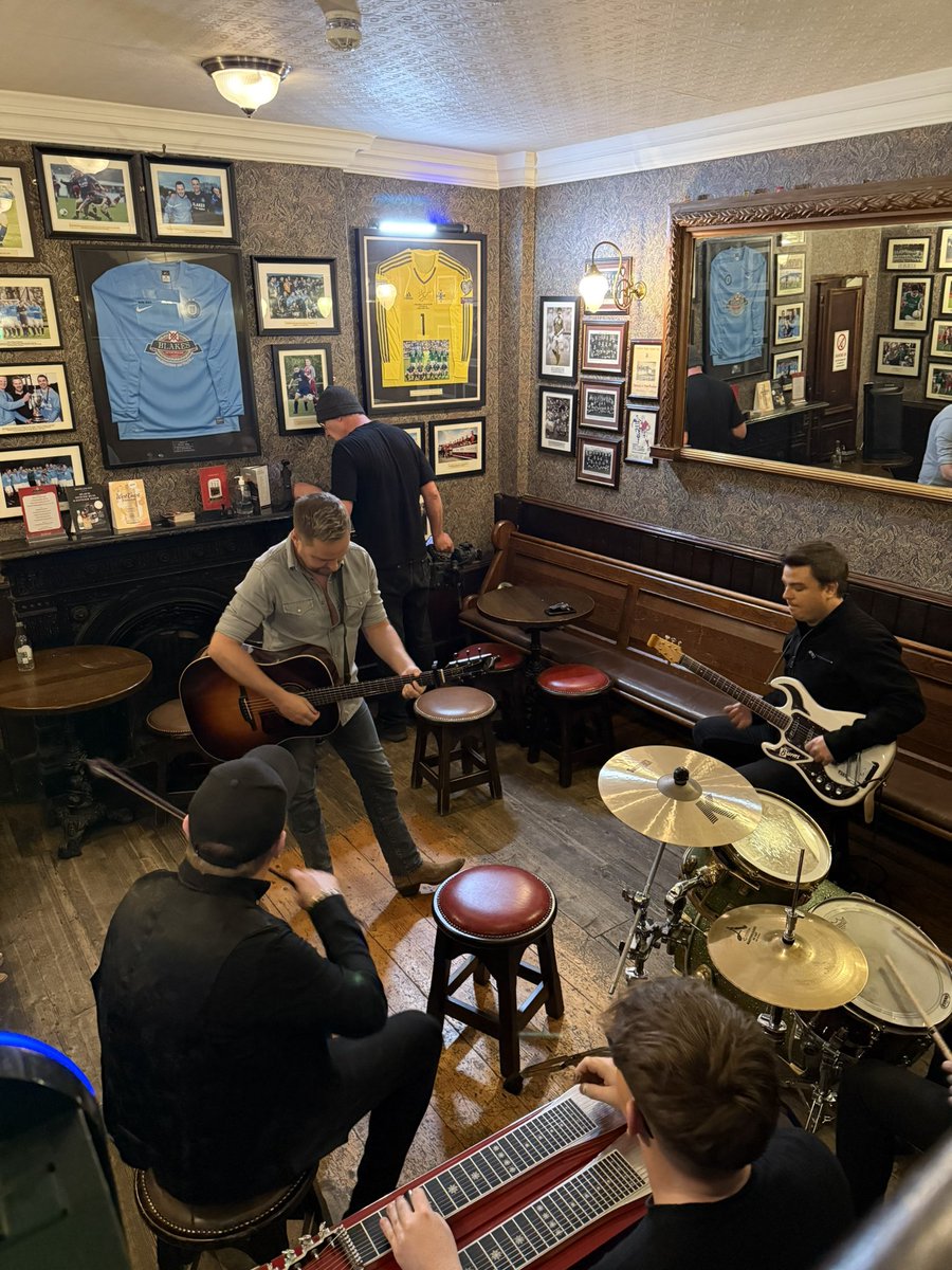 BlakesTheHollow's tweet image. A first today for us as we hosted @derekryanmusic and band this morning who were in shooting their video for
“Guinness My Girl Goodbye “
It had us tapping our feet 🎶
#Fermanagh #Enniskillen #Music #CountryMusic #Video #Guinness