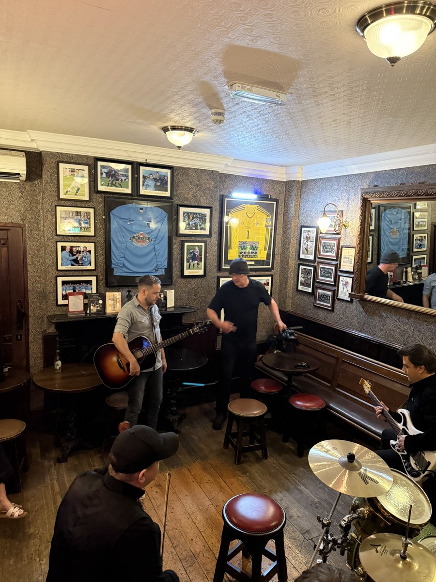 BlakesTheHollow's tweet image. A first today for us as we hosted @derekryanmusic and band this morning who were in shooting their video for
“Guinness My Girl Goodbye “
It had us tapping our feet 🎶
#Fermanagh #Enniskillen #Music #CountryMusic #Video #Guinness