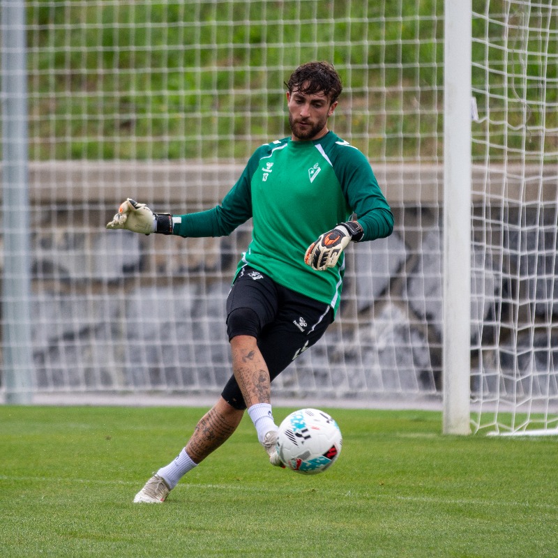 SDEibar's tweet photo. 🧤💚

#BetiArmaginak⚔️ https://t.co/HBLYXhgGCX