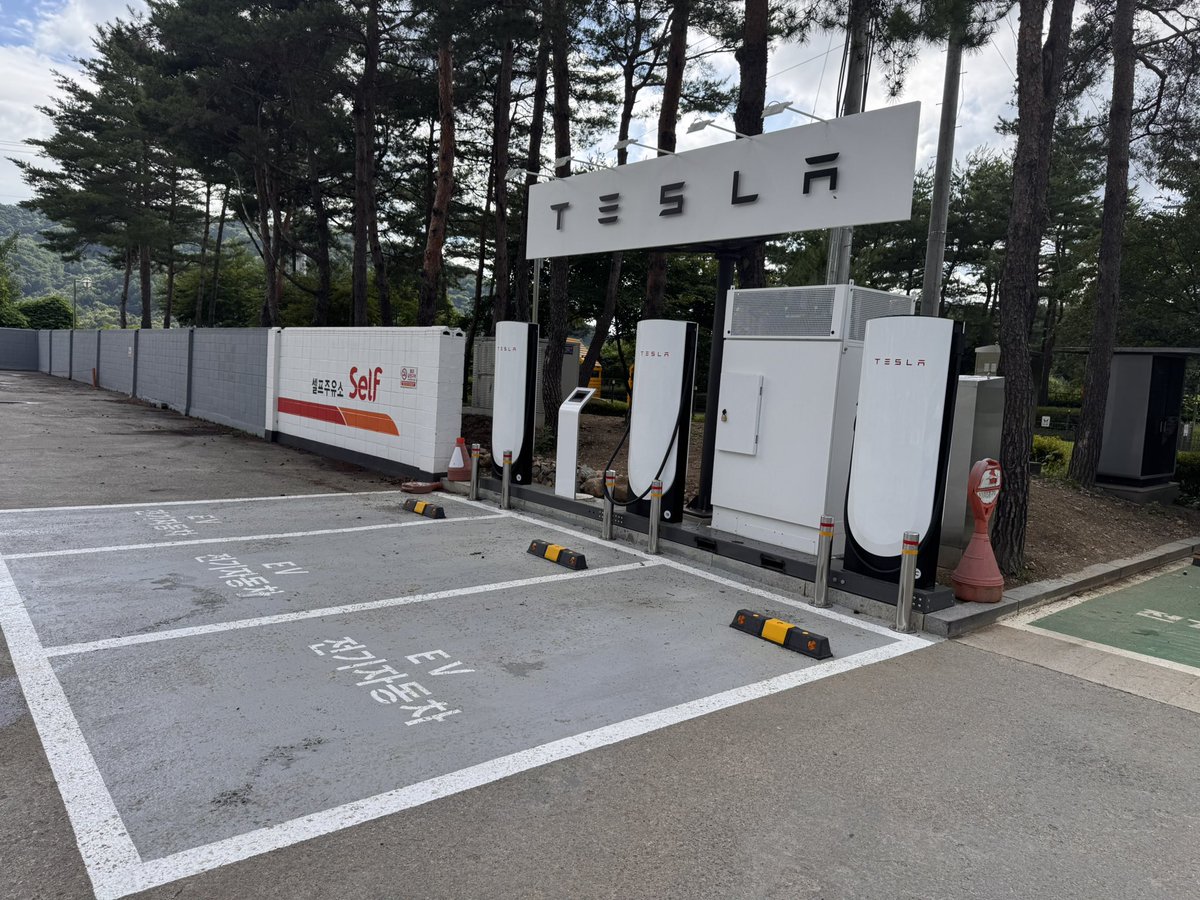 This V4 design of <a href="/Tesla/">Tesla</a> Supercharger looks fancy compared to other V3 Superchargers. 
This chargers located at Gapyeong rest area within Seoul-Yangyang highway makes convenient charging for Korean Tesla owners who are traveling more than 300km per day. 
If <a href="/elonmusk/">Elon Musk</a> adds more