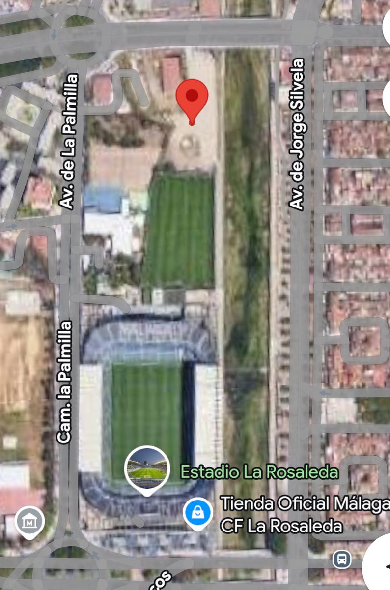 PM_LaCarihuela's tweet image. Otra cosa que urge, @malaga, es adecentar esa zona donde aparcan autobuses locales y visitantes para acceder al Estadio a pie. No hay luz, está lleno de escombros y es la primera impresión de la ciudad de los que vienen a La Rosaleda. No todos visitan C/ Larios y alrededores.