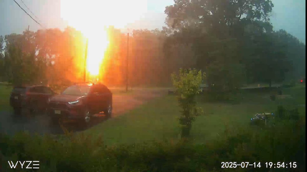 middleberg_seth's tweet photo. Outside our house in Williamstown NJ.  #CapturedOnWyzeCam #fox29 https://t.co/MpQSSrF8MT